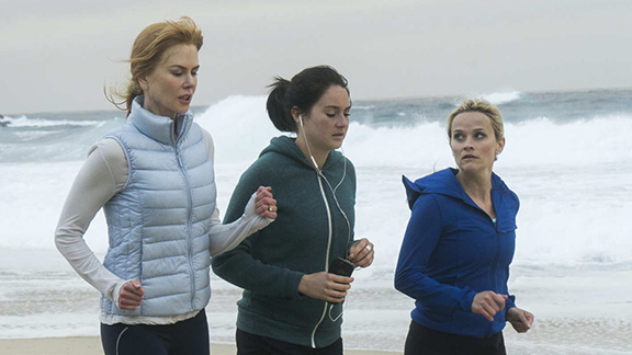 Big Little Lies : Céleste (Nicole Kidman), Jane (Shaileene Woodley) et Madeline (Reese Witherspoon) courent sur la plage
