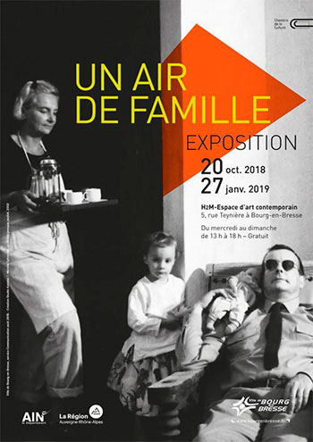 Splitscreen-review Affiche de l'exposition Un air de famille à l'espace d'art contemporain H2M à Brourg-en-Bresse