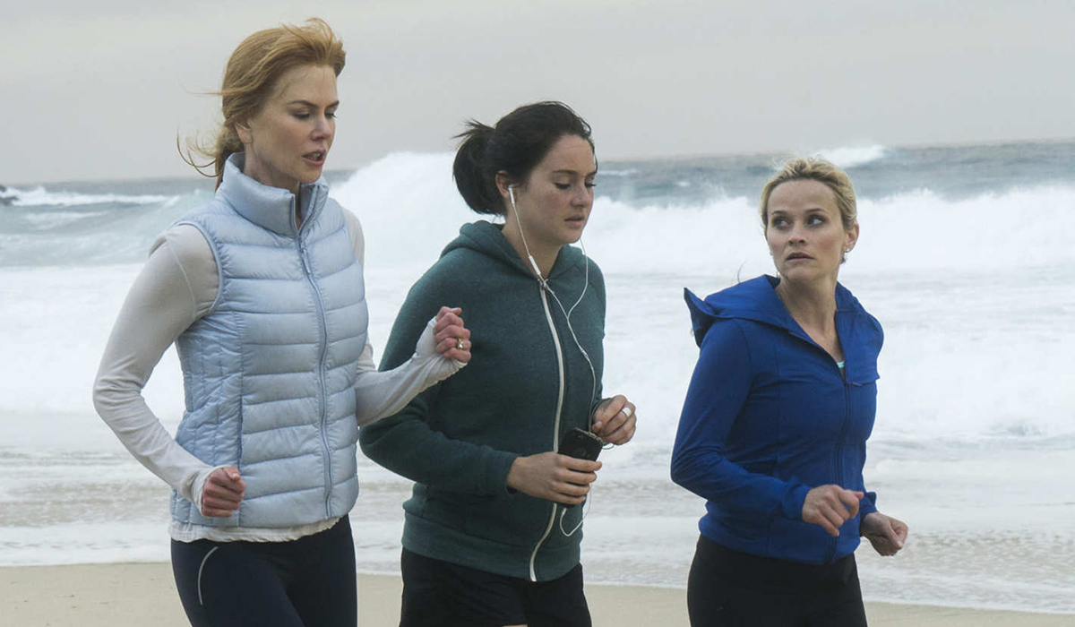 Big Little Lies : Céleste (Nicole Kidman), Jane (Shaileene Woodley) et Madeline (Reese Witherspoon) courent sur la plage