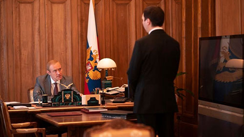 Splitscreen-review Image du film d'Olivier Assayas intitulé Le mage du Kremlin