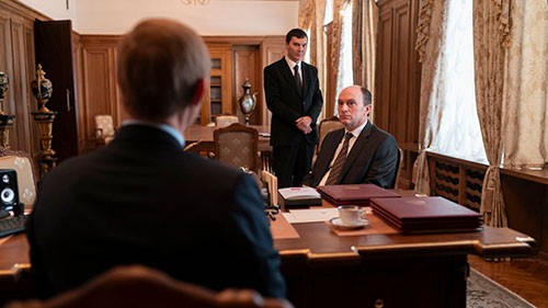 Splitscreen-review Image du film d'Olivier Assayas intitulé Le mage du Kremlin